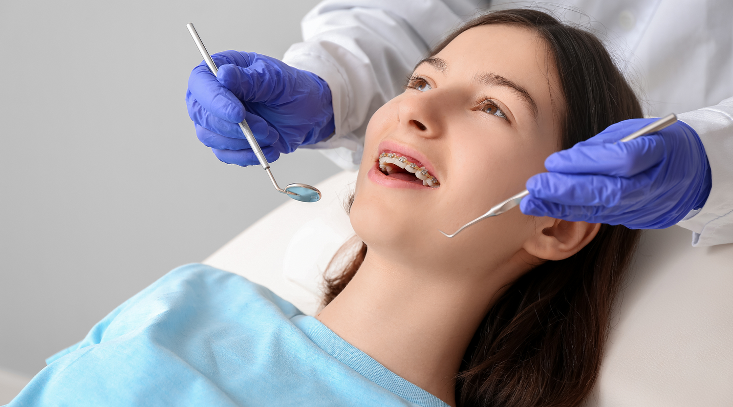 Teenager mit Zahnspange beim Zähneputzen